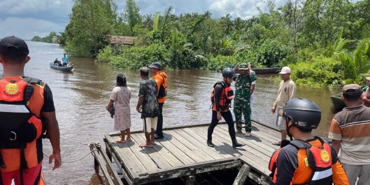 Foto: IST/MATA KALTENG - Proses pencarian korban diterkam buaya di Desa Babaung, Kecamatan Pulau Hanaut, Kotim, 4 April 2025.