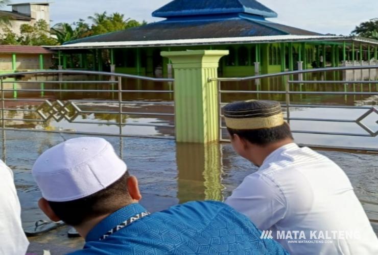 Semangat Sholat Idul Fitri Warga Dusun Hilir Meskipun Dilanda Banjir