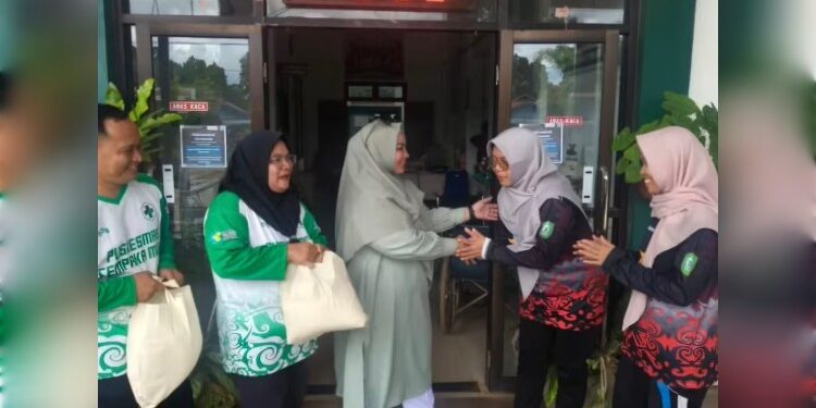 Foto: IST/MATA KALTENG - Wakil Bupati Kotim Irawati saat sidak Puskesmas Cempaka.