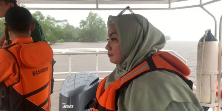 Foto: IST/MATA KALTENG - Wakil Bupati Kotim Irawati saat ikut mencari korban diterkam buaya di Sungai Mentaya, 4 April 2025.