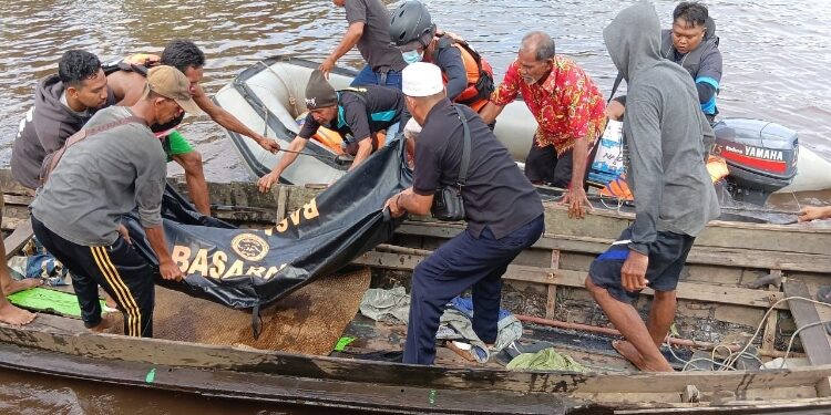FOTO: IST/MATA KALTENG - Proses evakuasi korban yang diterkam buaya di desa Babaung, Kecamatan Pulau Hanaut, Kabupaten Kotawaringin Timur, Sabtu 5 April 2025.