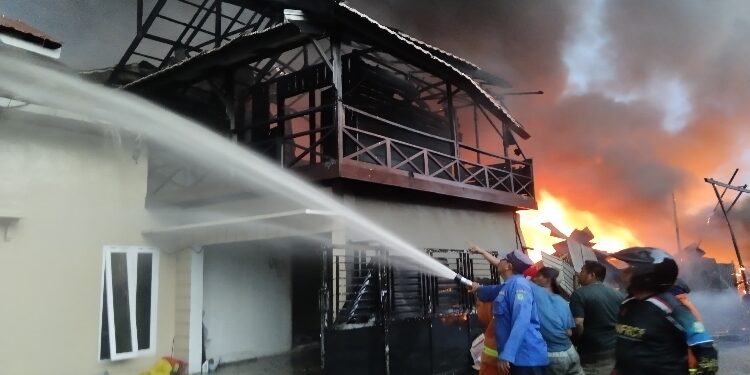 FOTO: AGUS/MATAKALTENG- Suasana saat petugas pemadam kebakaran sedang berjibaku memadamkan api, Sabtu 5 April 2025.