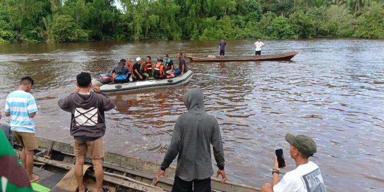 FOTO: IST/MATA KALTENG - Proses evakuasi korban yang diterkam buaya di desa Babaung, Kecamatan Pulau Hanaut, Kabupaten Kotawaringin Timur, Sabtu 5 April 2025.