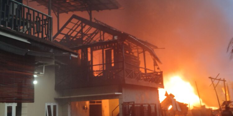 FOTO: AGUS/MATAKALTENG - Suasana pemadam Kebakaran saat menjinakkan api yang melahap gudang di Kecamatan Baamang. Sabtu, 5 April 2025.