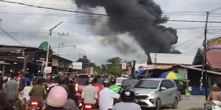 Foto:IST/MATA KALTENG - Kebakaran yang terjadi di depan pasar Al Kamal Sampit Kecamatan Baamang Kabupaten Kotim belum lama ini.