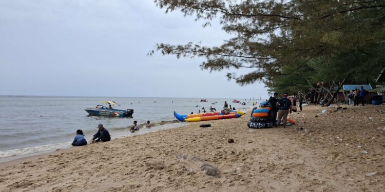 Foto:DIAN/MATA KALTENG - Suasana liburan di pinggir pantai wisata Ujung Pandaran Sampit.