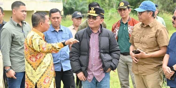 FOTO: IST/MATAKALTENG - Gubernur Kalteng, Agustiar Sabran saat Kunjungi Stadion Olahraga di Hanau.