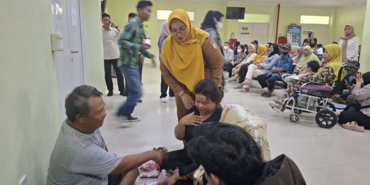 Foto: DIAN/MATA KALTENG - Wakil Bupati Kotim Irawati saat sidak layanan di RSUD dr Murjani Sampit pasca libur Idulfitri 2025, 8 April 2025.