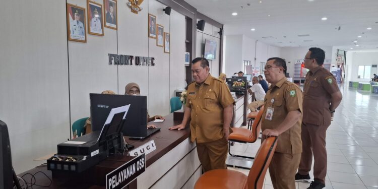 Foto:DIAN/MATA KALTENG - Bupati Kotim Halikinnor saat sidak layanan di MPP, 8 April 2025.