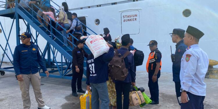 Foto:DOK/DIAN MATA KALTENG - Pemudik di Pelabuhan Sampit, Kotim.