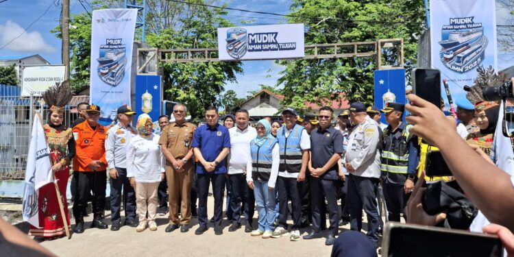 Foto:DIAN/MATA KALTENG - Asisten Deputi Pengembangan Bidang Infrastruktur dan Logistik Kemenko Perekonomian, Yuli Sri Wilanti (jilbab oren) saat hadiri keberangkatan mudik gratis di Pelabuhan Sampit, Kotim belum lama ini.