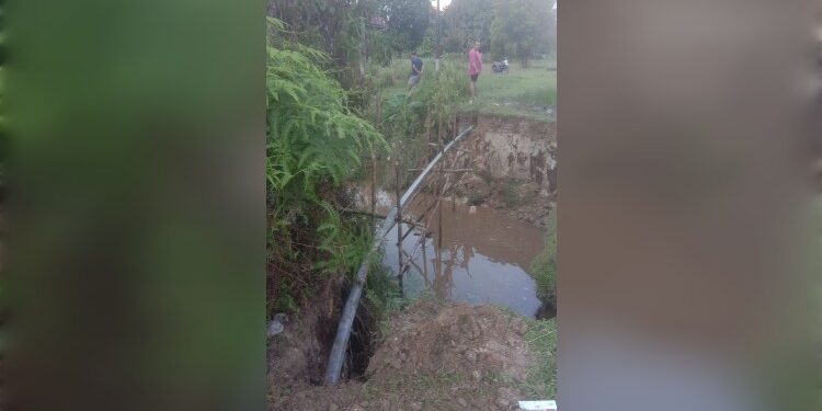 FOTO : PERUMDAM MARUANG DUHUNG/MATA KALTENG - Teknisi Distribusi Perumdam Maruang Duhung selesai memperbaiki kebocoran pipa induk, di dekat gorong-gorong Jalan Jenderal Sudirman Kota Kuala Kurun, Minggu, 6 April 2025.