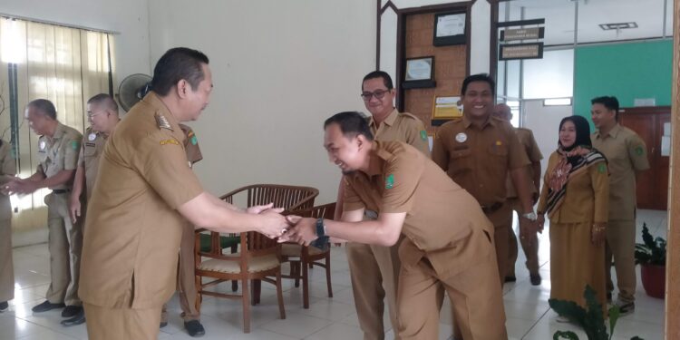 FOTO: MATAKALTENG - Bupati Sukamara, Masduki mengunjungi Dinas Penanaman Modal, Pelayanan Perijinan Terpadu Satu Pintu (DPMPPTSP) Sukamara.