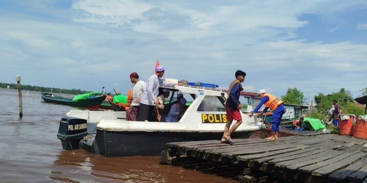 FOTO: IST/MATAKALTENG - Terlihat anggota Ditpolairud Polda Kalteng sedang mengamankan Haul di Samuda, Kotim.