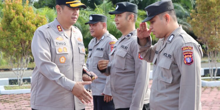 FOTO : HUMAS POLRES GUMAS/MATA KALTENG - Kapolres Gumas AKBP Theodorus Priyo Santosa didampingi Wakapolres Kompol Indras Purwoko dan Kabag Ops Kompol Budiono, ketika bersalaman dengan personel polres setempat, Selasa, 8 April 2025.
