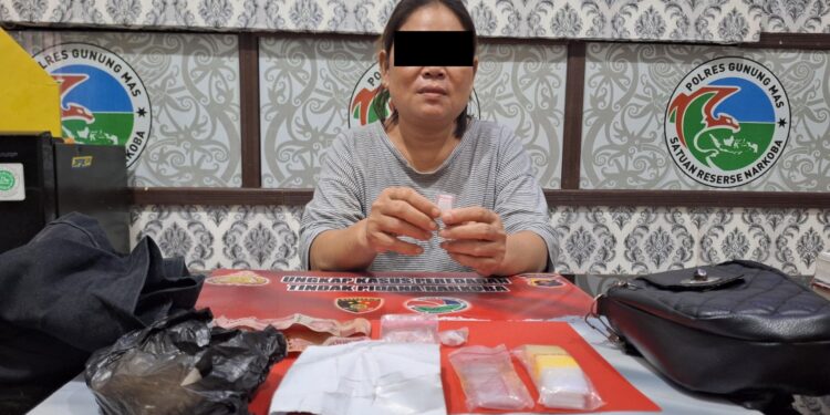 FOTO : HUMAS POLRES GUMAS/MATA KALTENG - Tersangka R saat diamankan karena kepemilikan sabu, di Mapolres Gumas, Kamis, 13 Maret 2025.
