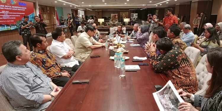 FOTO: IST/MATAKALTENG - Ketua umum PWI Pusat Hendry Ch bangun, saat bertemu dengan menteri perumahan dan kawasan permukiman Maruarar Sirait.