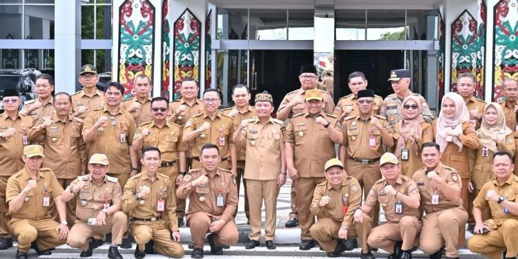Gubernur serta Wakil Gubernur dan jajarannya.