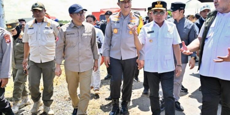 FOTO: IST/MATAKALTENG - Gubernur Kalteng H. Agustiar Sabran bersama Kapolda Kalteng Irjen Pol. Iwan Kurniawan didampingi Kepala BAPPERIDA Prov. Kalteng Leonard S. Ampung.