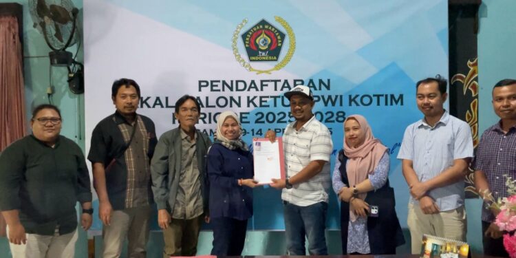 Foto: IST/MATA KALTENG - Ketua PWI Kabupaten Kotim Siti Fauziah saat mendaftarkan kembali sebagai bakal calon ketua PWI Kotim periode baru, 9 April 2025.