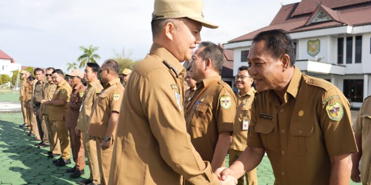 FOTO : DISKOMINFO SANTIK/MATA KALTENG - Bupati Gumas Jaya Samaya Monong bersalaman dengan Sekretaris DPRD Untung, usai pelaksanaan apel gabungan, Selasa, 8 April 2025.