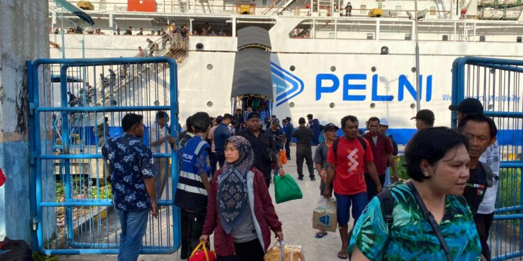 Foto: DIAN/MATA KALTENG - Pemudik yang datang kembali melalui Pelabuhan Sampit dihari terakhir arus balik, 10 April 2025.