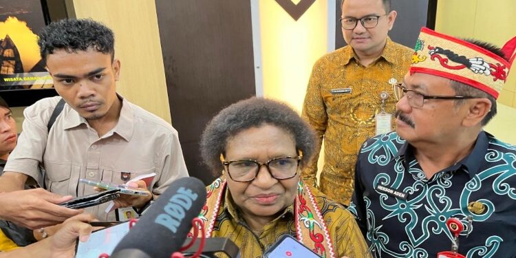FOTO: IST/MATAKALTENG - Wamendagri RI Ribka Haluk saat diwawancarai awak media di Aula Jayang Tingang Kantor Gubernur setempat, Kamis 10 April 2025.