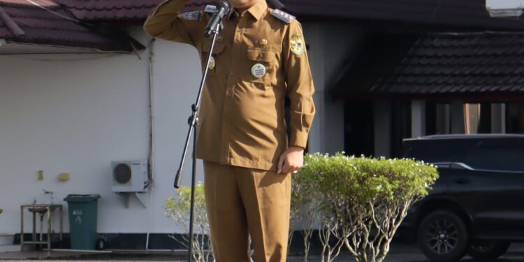FOTO : DISKOMINFO SANTIK/MATA KALTENG - Bupati Gumas Jaya Samaya Monong menjadi inspektur upacara dalam kegiatan apel gabungan, di halaman kantor bupati setempat, Selasa, 8 April 2025.
