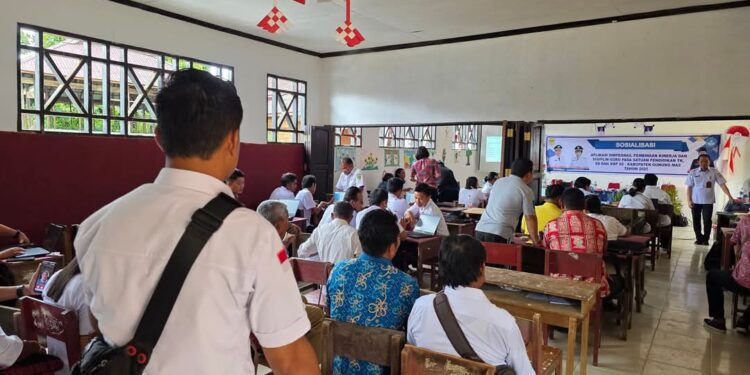 FOTO : DISDIKPORA GUMAS/MATA KALTENG - Suasana sosialisasi aplikasi presensi simpegnas terhadap pegawai satuan pendidikan TK, SD dan SMP se Kecamatan Damang Batu, di SDN 2 Tumbang Marikoi, Rabu, 9 April 2025.