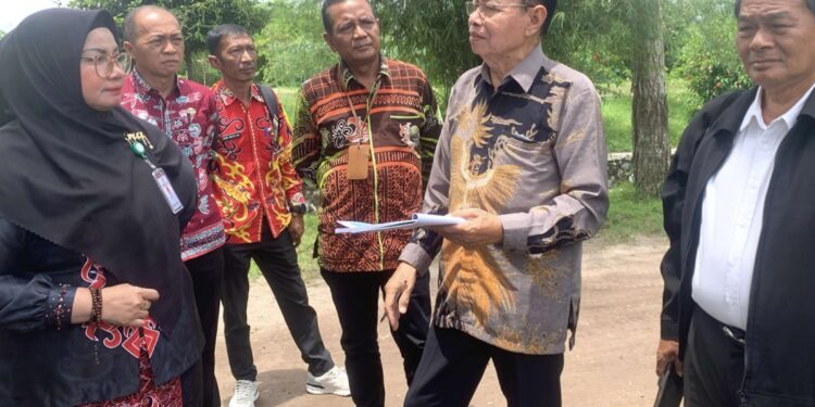 Foto:IST/MATA KALTENG - Wakil Bupati Kotim Irawati saat tinjau TPA di Sampit bersama pihak swasta.