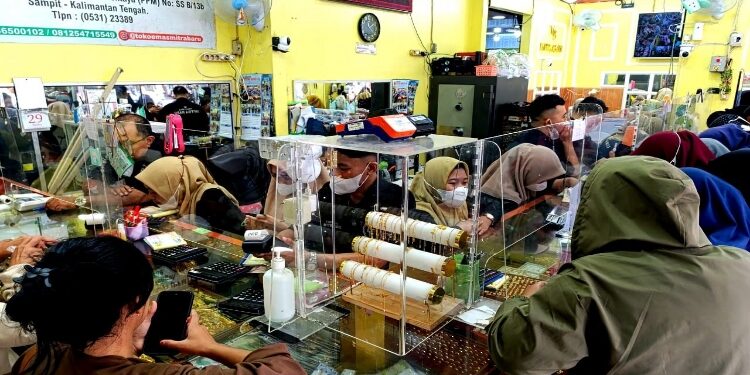 FOTO: IST/MATA KALTENG - Suasana jual beli di salah satu toko emas di PPM Sampit.