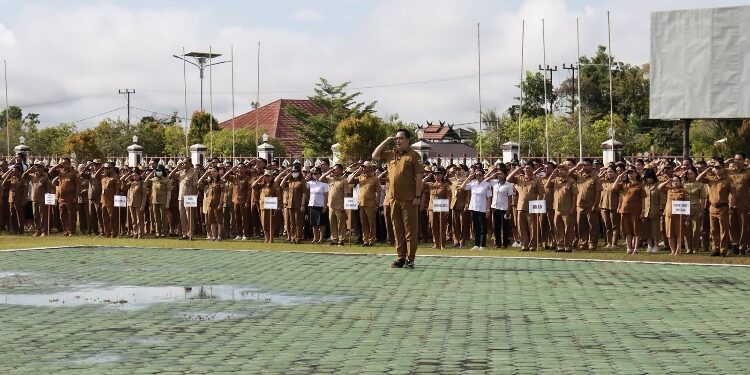 FOTO: DISKOMINFO SANTIK/MATAKALTENG - Para ASN di lingkup Pemkab Gumas ketika mengikuti apel gabungan, pekan lalu.