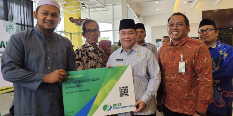 Foto: IST/MATA KALTENG - Penyerahan secara simbolis kartu kepesertaan BPJS Ketenagakerjaan oleh bupati Kotim dalam kegiatan Baznas beberapa waktu lalu.