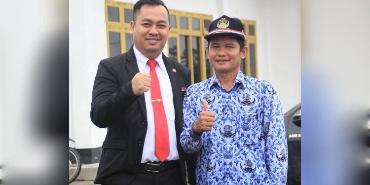 FOTO : DEDY KOESNAWAN/MATA KALTENG - Kabid Kelembagaan, Perkembangan dan Kerjasama Desa Dedy Koesnawan (kiri) bersama salah satu ASN, belum lama ini.
