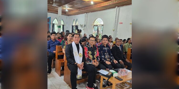 FOTO : DPRD GUMAS/MATA KALTENG - Ketua DPRD Kabupaten Gumas Binartha (dua dari kanan) ketika menghadiri acara ibadah, di GKE Anugrah Tumbang Baringei, belum lama ini.