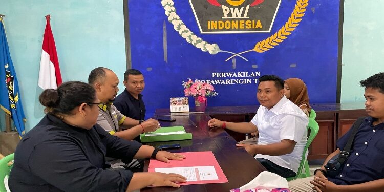 FOTO: AGUS/MATAKALTENG - Proses pendaftaran Calon Ketua PWI Kotim disambut panitia pelaksana.