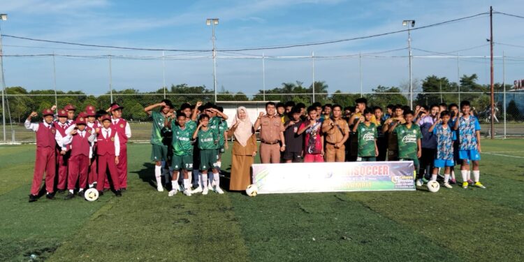 Foto: DIAN/MATA KALTENG - Pembukaan Turnamen Mini Soccer dalam rangka peringatan HUT ke-21 SMPN 9 Sampit oleh Kepala Dinas Pendidikan Kotawaringin Timur, M. Irfansyah, 14 Maret 2025.