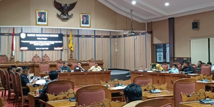 Foto: DIAN/MATA KALTENG - Rapat Finalisasi Rekomendasi LKPJ Kepala Daerah di DPRD, 14 April 2025.
