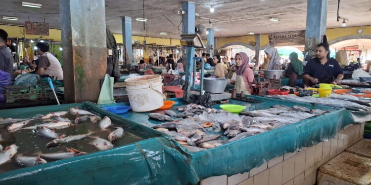 Foto:DIAN/MATA KALTENG - Pasar ikan di PIM Sampit.