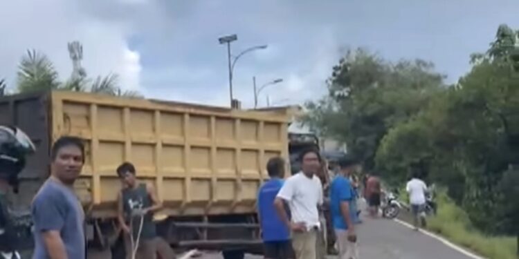 Foto:IST/MATA KALTENG - Tangkapan layar video tabrakan beruntun di Kecamatan Kota Besi.