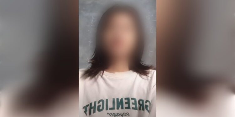 FOTO: IST/MATAKALTENG- Tangkap layar yang memperlihatkan pemeran vidio syur sedang live di akun tiktok milik untuk klarifikasi.