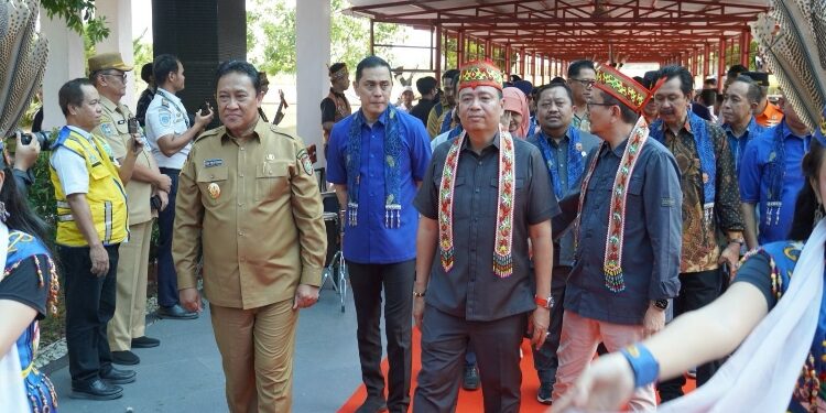 FOTO: IST/MATAKALTENG - Wagub Kalteng Edy Pratowo menyambut kedatangan Komisi V DPR RI di VIP Room Bandara Tjilik Riwut Palangka Raya, Senin 14 April 2025 siang.