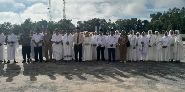 FOTO: MATAKALTENG - Bupati Sukamara, mastuki berfoto bersama calon jamaah haji yang mengikuti bimbingan manasik haji, Senin, 14 April 2025.
