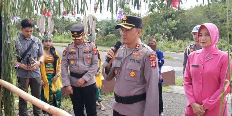 FOTO : HUMAS POLRES GUMAS/MATA KALTENG - Kapolres Gumas yang baru AKBP Heru Eko Wibowo didampingi istri disambut tradisi potong pantan sebelun memasuki Mapolres setempat, Selasa, 15 April 2025.