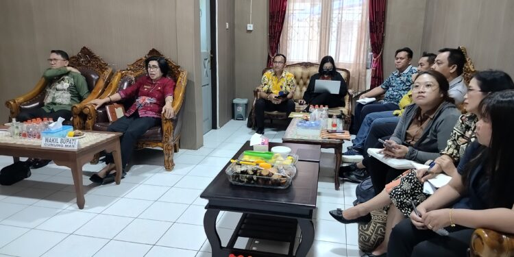 FOTO : TPPS GUMAS/MATA KALTENG - Ketua TPPS Kabupaten Gumas Efrensia LP Umbing memimpin rapat persiapan rakor penurunan stunting se-Provinsi Kalteng tahun 2025, di kantor bapperida setempat, Senin, 14 April 2025.