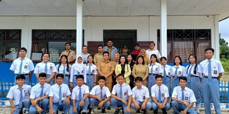 FOTO : DPRD GUMAS/MATA KALTENG - Anggota DPRD Kabupaten Gumas Rayaniatie Djangkan berfoto bersama dengan peserta didik SMKN 1 Kurun, belum lama ini.