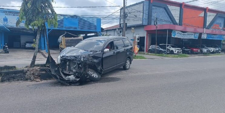 FOTO: IST/MATAKALTENG - Terlihat mobil saat menghantam trotoar di Jalan HM Arsyad, Kota Sampitluenina, 45 April 202.3