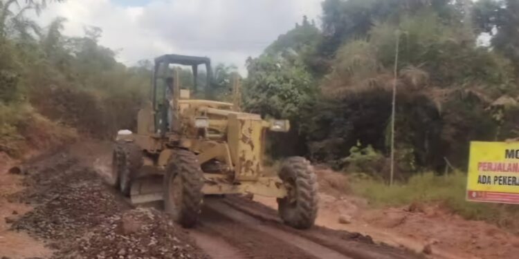 Foto:DOK/MATA KALTENG - Perawatan jalan penghubung Camba-Kandan di Kecamatan Kota Besi yang pernah dilakukan di tahun 2024.