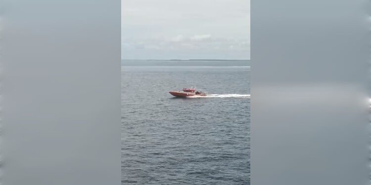 FOTO: IST/MATAKALTENG- Nampak kapal Sar sedang melakukan pencarian korban yang meloncat dari kapal milik PT. Darma Lautan Utama (DLU).