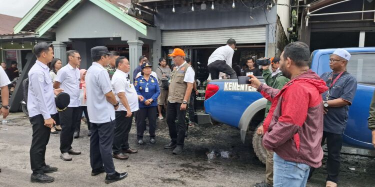 Foto:DIAN/MATA KALTENG - Bupati Kotim Halikinnor saat meninjau kebakaran sekaligus memberikan bantuan di Jalan Suka Bumi, Sampit, 16 April 2025.